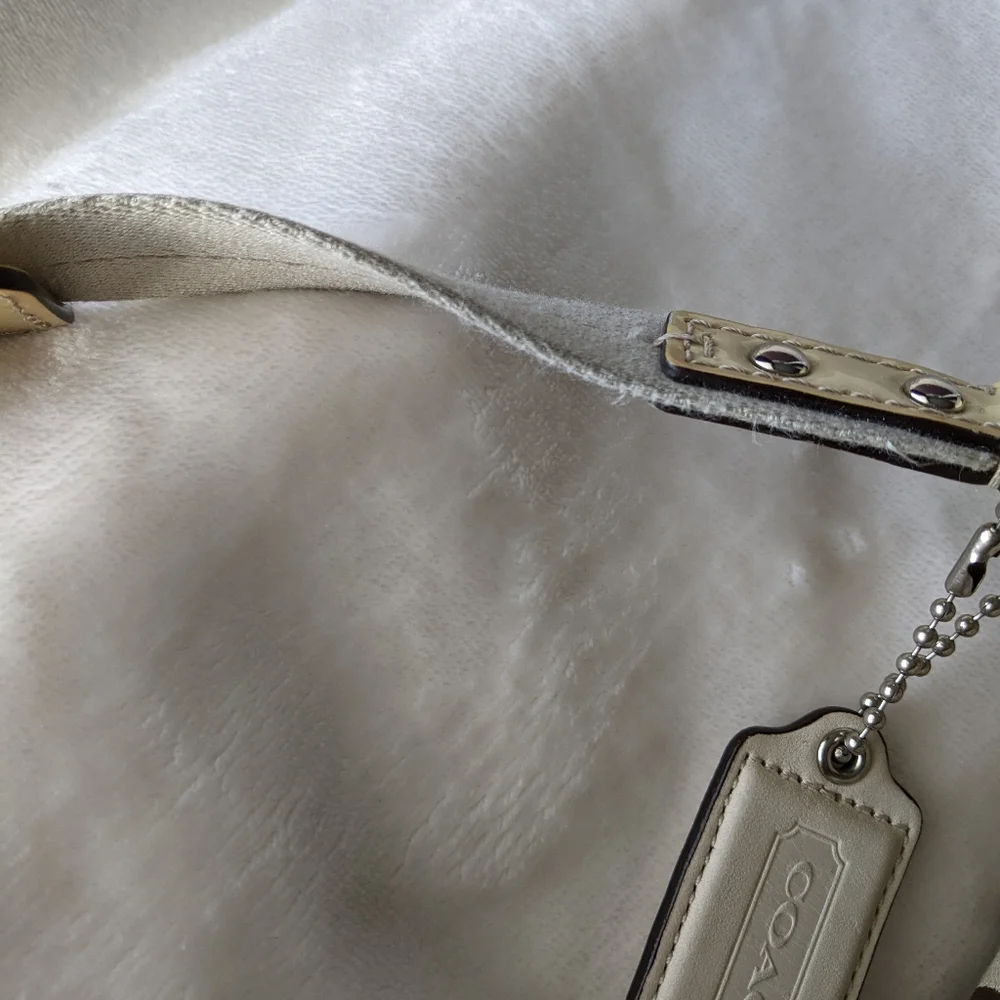 Coach Signature Hand bag - Picture 15 of 16
